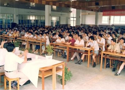 宗庆后42岁逆袭，靠这3招赚到第一桶金